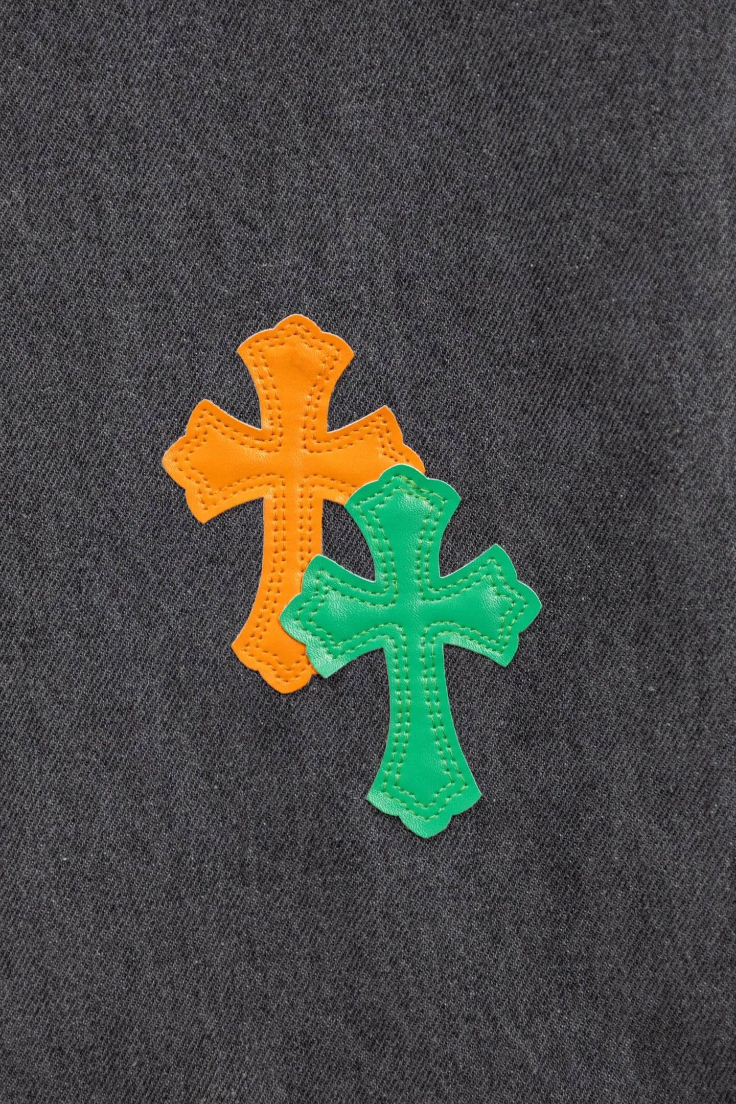 P240 Chromehearts limited edition orange and green classic cross patch leather gray jeans, priced at 34W level, patchwork cross pattern embellishment, washed jeans! ! An absolutely high-end luxury product, a 1.9W-level god-level single product, a super popular product, made by top heavy industry, a magic weapon that cannot be missed! [About Zangyin] This is an extremely luxurious fashion brand that can also be called the aristocracy of the high street. It has always been an exclusive brand for some hipsters or rich second generations. Compared with ordinary high streets, it is more luxurious and noble. Compared with luxury brands, it is more fashionable and individual. It has always been a brand that I have a special liking for. [Top heavy industry fashion design] Consistently high-street luxury style. Speaking of this style, the Zangyin family and GU family are definitely the leading representative brands. Especially the Zangyin family has really achieved a state-of-the-art effect in creating high-street style. The unique washed material is used to create this style. The color system is already quite eye-catching. After it is decorated with patchwork cross flowers, it cleverly highlights the charm of the brand. Secondly, this style uses classic The high-waist cutting design highlights the long legs and fashionable temperament of the upper body. The brand is highly recognizable and the slim fit configuration is more suitable for daily wear. It is a product that interprets personality, fashion, and specifications at a glance. This single product is enough to make any fan excited. It can be a white T-shirt for a youthful college style, or a tight suspender for a royal style. It has strong matching ability and can be easily controlled by men.  [Materials and craftsmanship] Needless to say, this point goes without saying. As an excellent craftsman brand, Zangyin’s requirements for details and craftsmanship are really perfect. The washed color of this model has gone through so many processes, not to mention the embellishment of denim appliques. It is also purely hand-made and sewn. Just like what they believe in, only hand-made things have soul and have the meaning of wear. A top-notch heavy-duty fashionable denim item, I look forward to your perfect interpretation! !  Color: Gray Size: 28-34